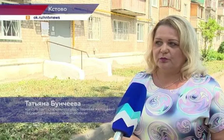 После обращения в ГЖИ жителям дома №17 по улице Школьной в Кстове отремонтировали подъезд
