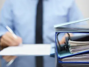 Домоуправляющие компании, которые получили лицензию в 2018 году и ранее, должны её продлить до 11 января 2023 года.