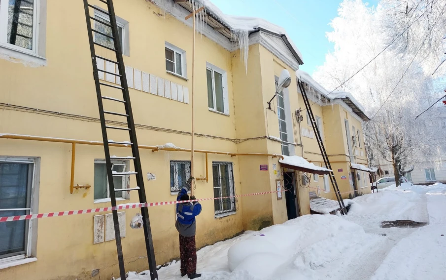 Качество уборки наледи с крыш 60 многоквартирных домов в г. Бор проверили сотрудники Госжилинспекции