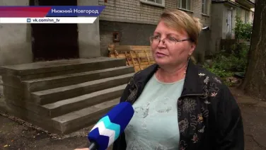 Подъезды дома № 18 на улице Крылова ремонтируют после жалоб жильцов