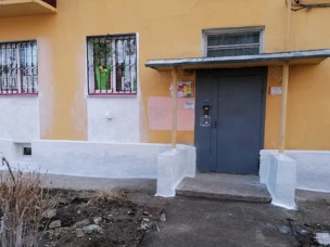 Цоколь и аварийный вход в подьезд отремонтировали в Кстове после предписания Нижегородской ГЖИ