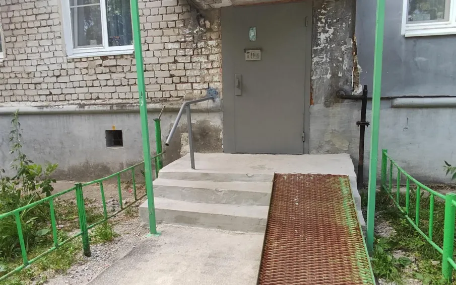 Дзержинская домоуправляющая компания по требованию ГЖИ отремонтировала крыльцо