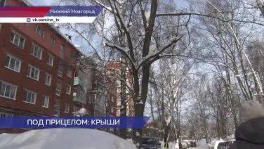 Альпинисты активно очищают кровли от снега в Нижнем Новгороде