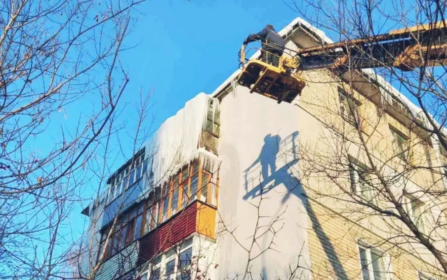 Более 200 домов и дворов проверил за неделю Арзамасский отдел Нижегородской ГЖИ на предмет своевременной уборки снега и сосулек.