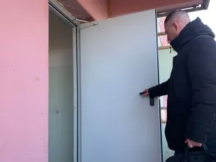 По требованию Государственной жилищной инспекции коммунальщики  привели в порядок переходные двери на 17 этажах нижегородской многоэтажки