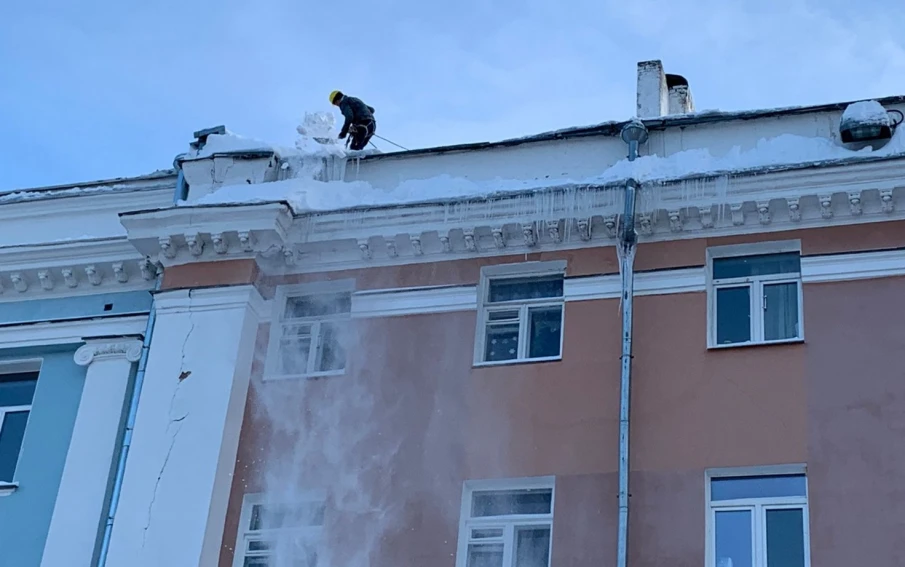 ГЖИ потребовала от управляющих компаний срочно очистить от сосулек и наледи крыши домов в Нижнем Новгороде