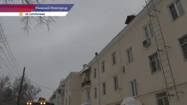 ГЖИ проверила ход работ очистки крыш домов на улице Июльских Дней