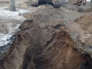 После обращения жителей в ГЖИ в Балахне приступили к замене канализационного колодца и трубопровода