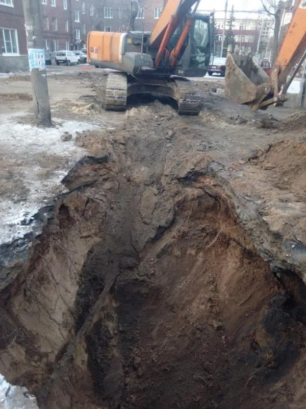 После обращения жителей в ГЖИ в Балахне приступили к замене канализационного колодца и трубопровода