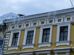 Нижегородская Госжилинспекция предупреждает об угрозе схода снега и наледи с крыш в связи с потеплением