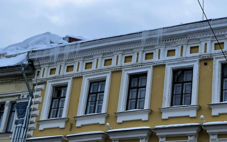 Нижегородская Госжилинспекция предупреждает об угрозе схода снега и наледи с крыш в связи с потеплением