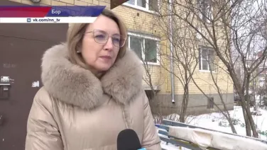 На отсутствие ремонта в подъезде пожаловались жильцы дома № 17 в микрорайоне «Красногорка» на Бору