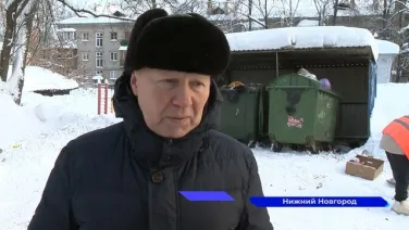 На улице Бекетова сотрудники ГЖИ провели рейд по заваленным мусором контейнерным площадкам