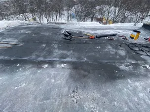 Кровлю многоэтажного дома в Приокском районе Нижнего Новгорода отремонтировали после жалоб жильцов в ГЖИ