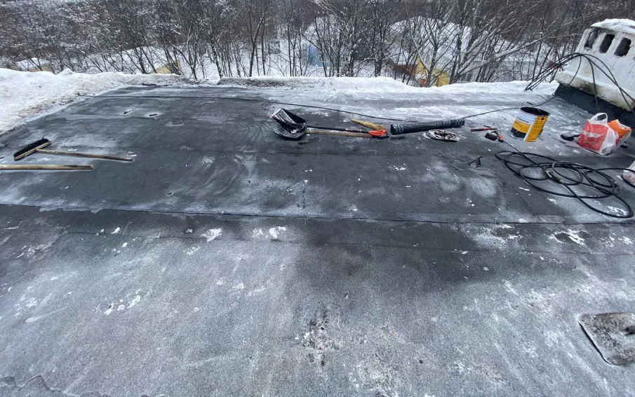 Кровлю многоэтажного дома в Приокском районе Нижнего Новгорода отремонтировали после жалоб жильцов в ГЖИ