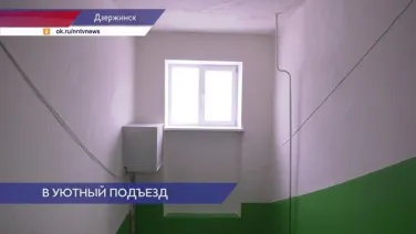 Инспекторы ГЖИ подтвердили неудовлетворительное состояние подъезда в доме №28 по улице Суворова в Дзержинске